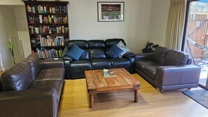 TV, fireplace, video games, DVD player - Beautiful guesthouse in secluded valley. Kids and pet friendly. (Kalorama)