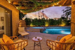 Utendørsbasseng og et oppvarmet basseng