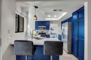 Kjøleskap, mikrobølgeovn, ovn og kokeplater