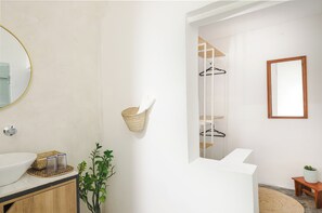 Secadora de cabello, toallas, jabón, papel de baño