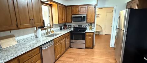 Micro-ondes, plaque de cuisson, lave-vaisselle