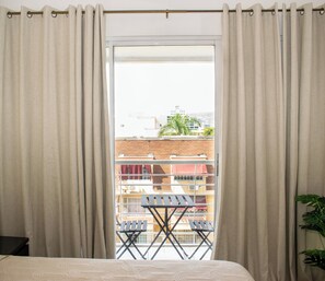 2 bedrooms, iron/ironing board, WiFi, bed sheets - Kingston's Soul—Chic 2BR Condo w/Pool & GYM (Kingston)