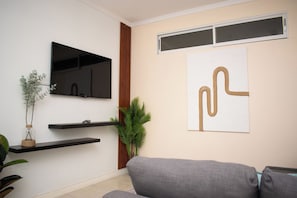 TV - Kingston's Soul—Chic 2BR Condo w/Pool & GYM (Kingston)