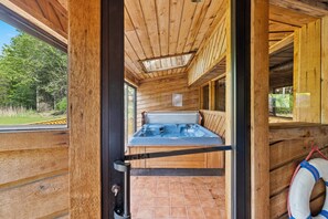 Outdoor spa tub - Fantastic 6-bedroom house with AC in Washingtonville (Washingtonville)