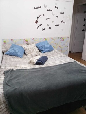 3 quartos, acesso à internet, roupa de cama