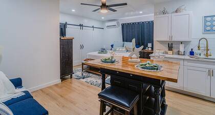 Charming studio in tranquil Naples with AC.