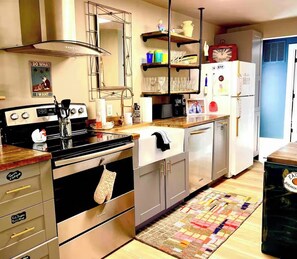 ثلاجة، ميكروويف، فرن، موقد طهي مسطح