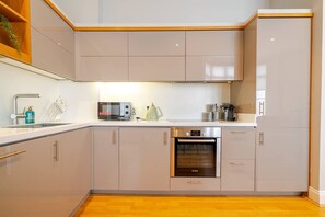 Microondas, horno, placa de cocina, lavavajillas