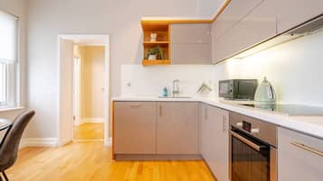 Microondas, horno, parrilla de estufa y lavavajillas