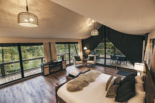 The Perch - Glamping tent with 1 King bed for 2 adults. En suite bathroom, Screened in porch.