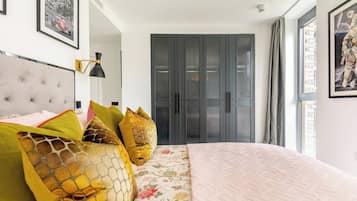 2 bedrooms, iron/ironing board, internet, bed sheets