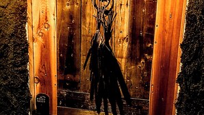 Una puerta de madera con un picaporte metálico y una cerradura.