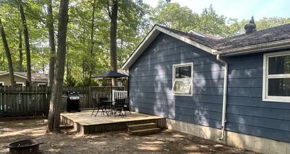 Cozy beach bungalow with deck, BBQ, high-speed Wi-Fi & steps to the shoreline