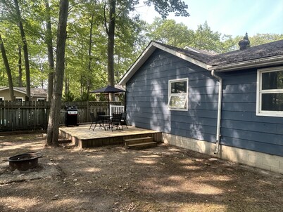 Cozy beach bungalow with deck, BBQ, high-speed Wi-Fi & steps to the shoreline