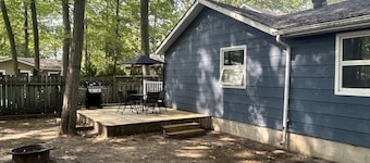 Cozy beach bungalow with deck, BBQ, high-speed Wi-Fi & steps to the shoreline