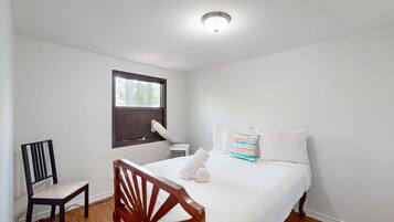 3 quartos, acesso à internet, roupa de cama