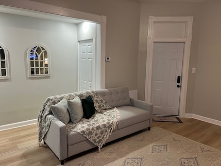 TV. Apartment 2B Premium 1-bedroom and 1- Living Room in FAN Area Richmond