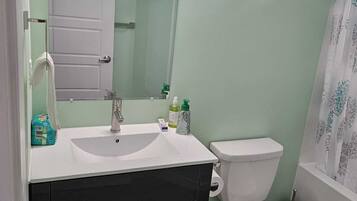 Haartrockner, Handtücher, Seife, Toilettenpapier