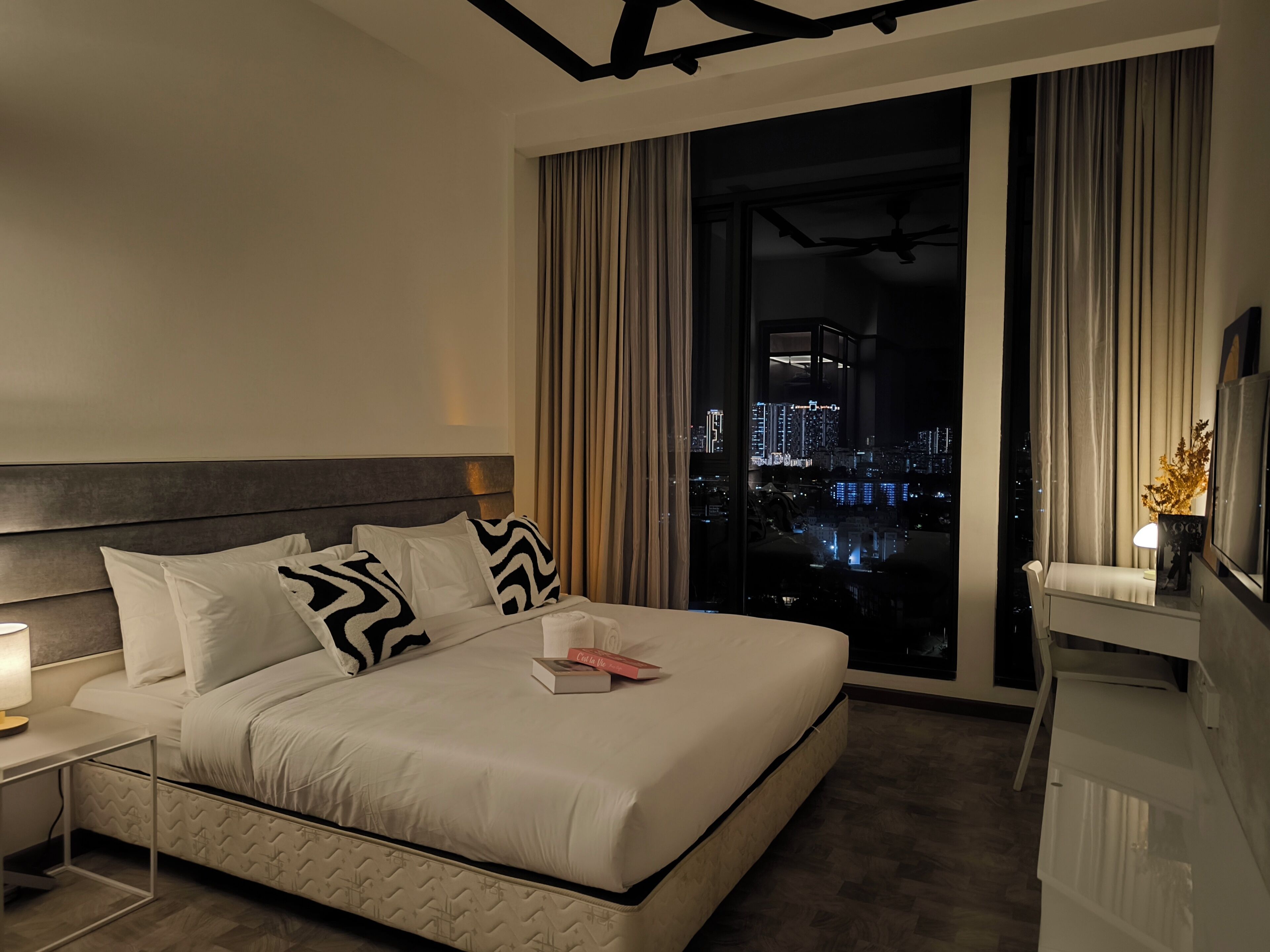 Studio – deluxe, byutsikt | Lydisolert, strykejern/-brett og wi-fi (inkludert)