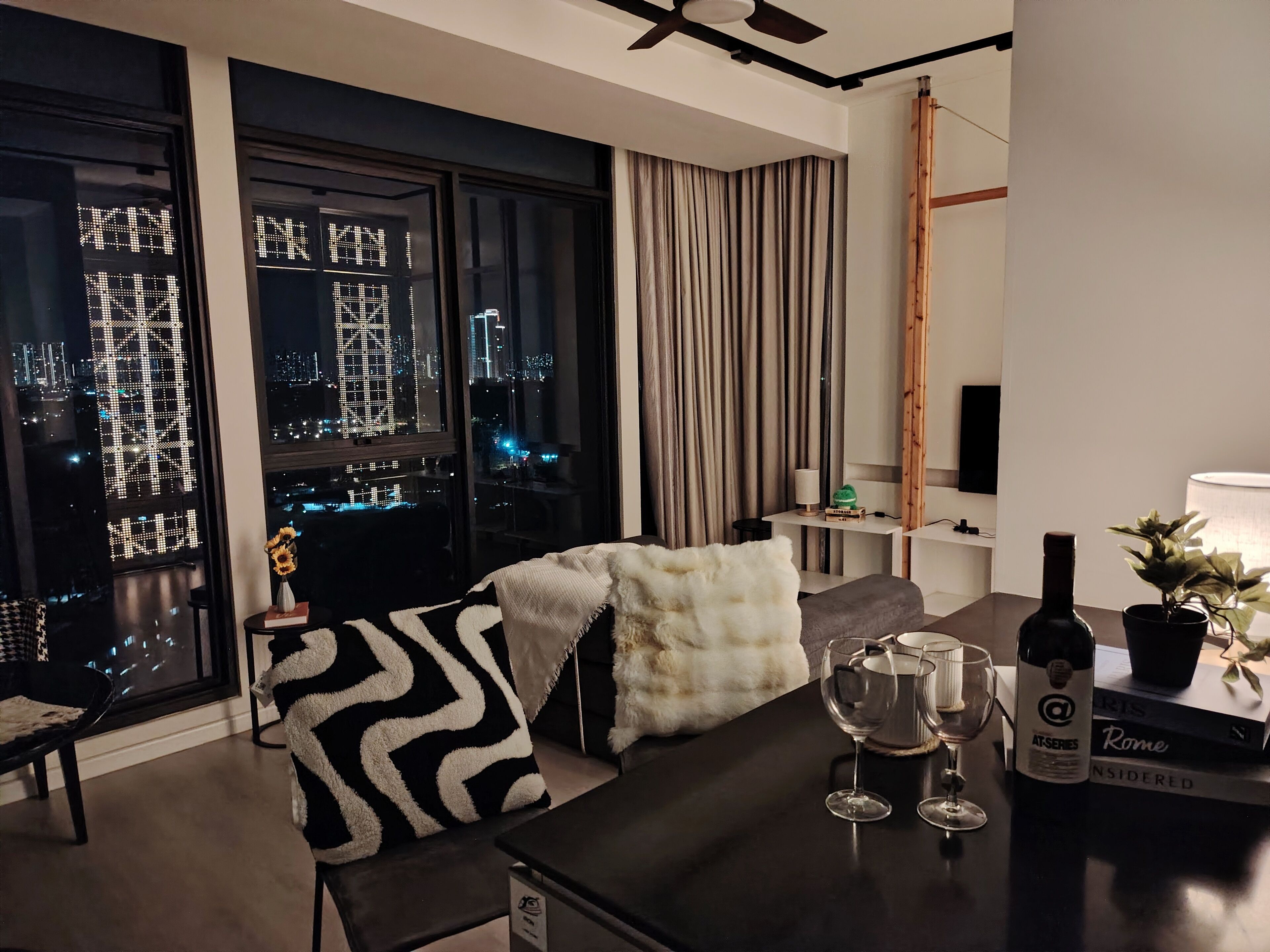 Loftsrom – premium, byutsikt | Lydisolert, strykejern/-brett og wi-fi (inkludert)