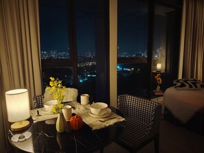 Premium Loft, City View | Soundproofing, iron/ironing board, free WiFi - Expressionz KLCC By Laze Home (Kuala Lumpur)