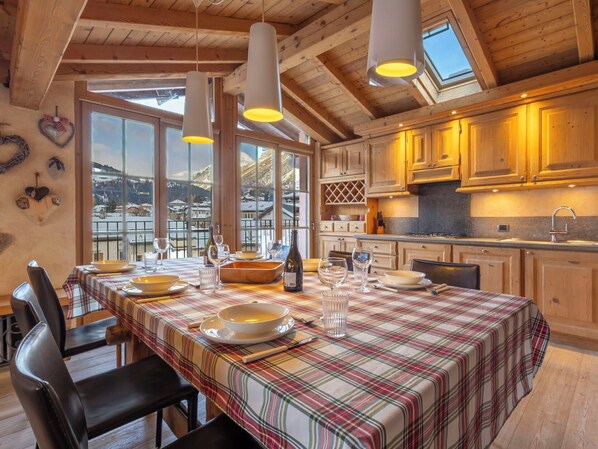 Dining - Beautiful apartment for 5 guests with WIFI, hot tub, TV, balcony and pets allowed (Bormio)