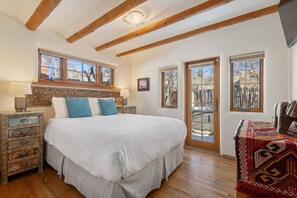 Työpöytä, silitysrauta/-lauta, ilmainen Wi-Fi, vuodevaatteet