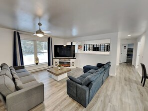 Smart TV, fireplace - Sustainable 4-Season Ranch 30 mi to Acadia (Waltham)