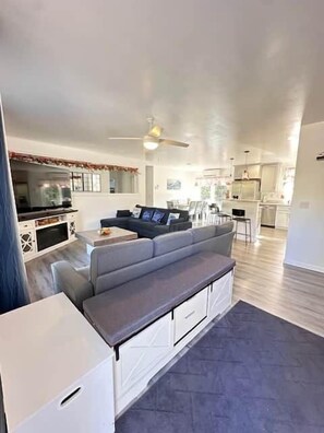 Smart TV, fireplace - Sustainable 4-Season Ranch 30 mi to Acadia (Waltham)