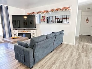 Smart TV, fireplace - Sustainable 4-Season Ranch 30 mi to Acadia (Waltham)