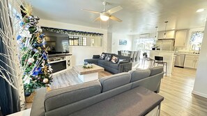 Smart TV, fireplace - Sustainable 4-Season Ranch 30 mi to Acadia (Waltham)