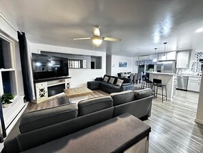 Smart TV, fireplace - Sustainable 4-Season Ranch 30 mi to Acadia (Waltham)