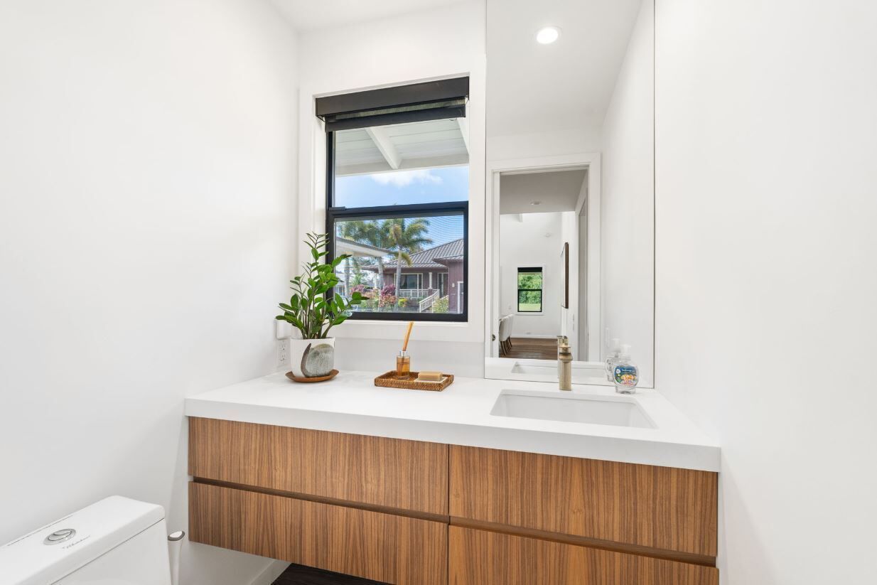 Une salle de bain moderne avec un meuble-lavabo blanc, un meuble en bois et un grand miroir.