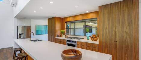 Microondas, horno, placa de cocina y lavavajillas