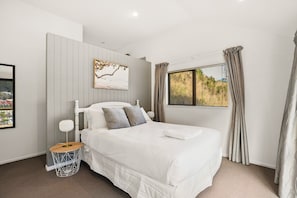 2 bedrooms, iron/ironing board, travel cot, free WiFi