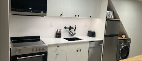 Microondas, horno, placa de cocina, lavavajillas
