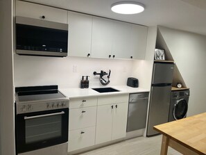 Microwave, oven, stovetop, dishwasher - Serene 2-bedroom apartment with AC in Brooklyn (Brooklyn)