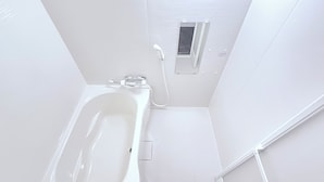 Ein Badezimmer mit Badewanne, Toilette und Dusche.