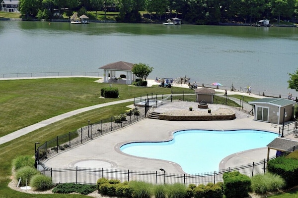 Lakefront Pool at the Pointe