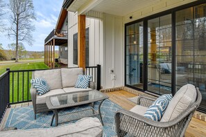 Terrace/patio - Mariners Cottage - Stunning SML Getaway with Resort Perks at Mariners Landing! (Huddleston)