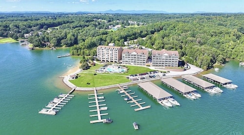 Mariners Cottage - Stunning SML Getaway with Resort Perks at Mariners Landing!