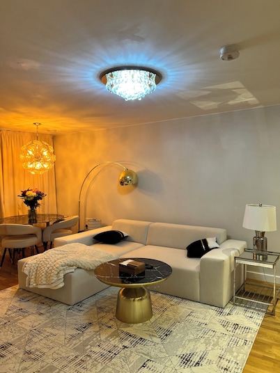 Double room in Luxury new flat. 1min to bus stop & grocery store!