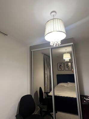 1 bedroom, iron/ironing board, Internet, bed sheets - Double room in Luxury new flat. 1min to bus stop & grocery store! (Brentford)