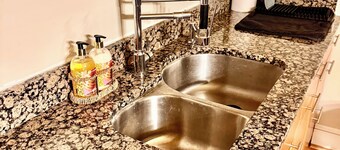 Luxurious spacious suite w. private entrance 2 bedrooms f. bath f. kitchen gym!
