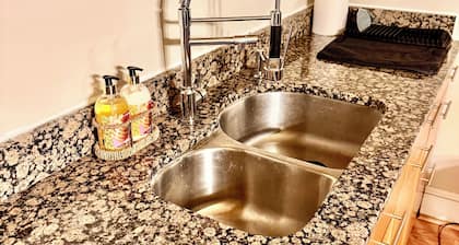 Luxurious spacious suite w. private entrance 2 bedrooms f. bath f. kitchen gym!