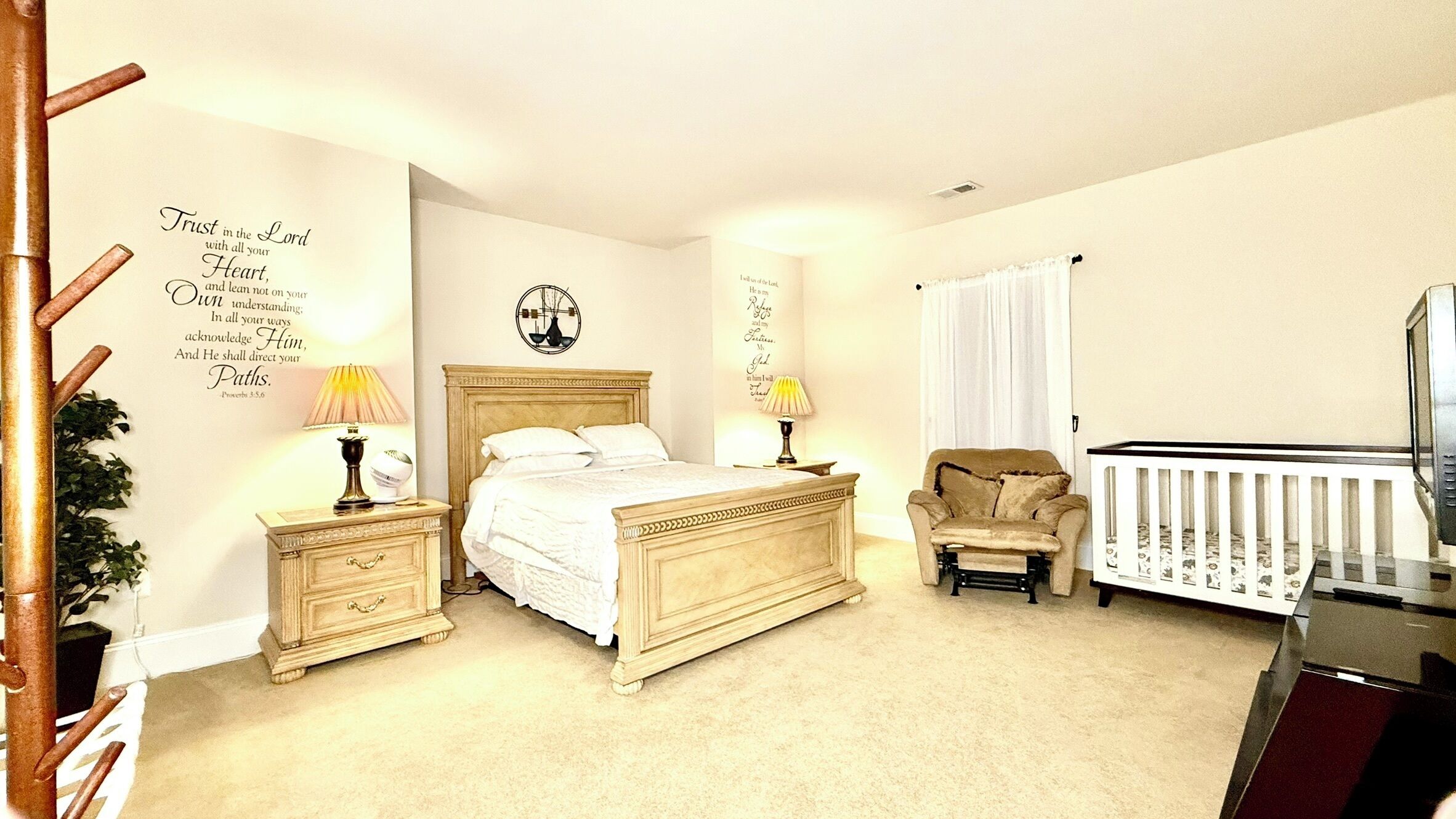 3 slaapkamers, een kluis op de kamer, een bureau