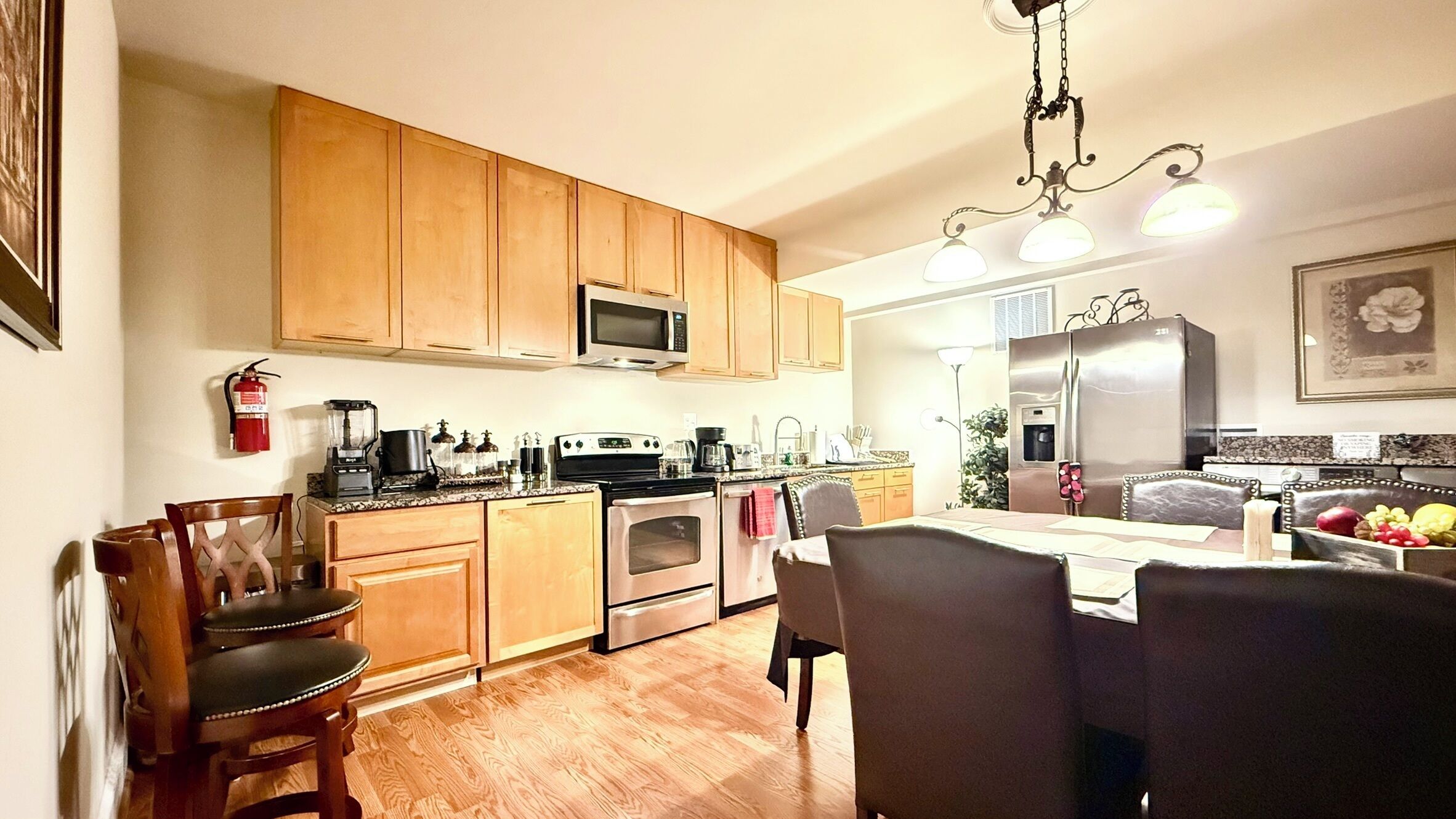 Geladeira, micro-ondas, fogão, cooktop