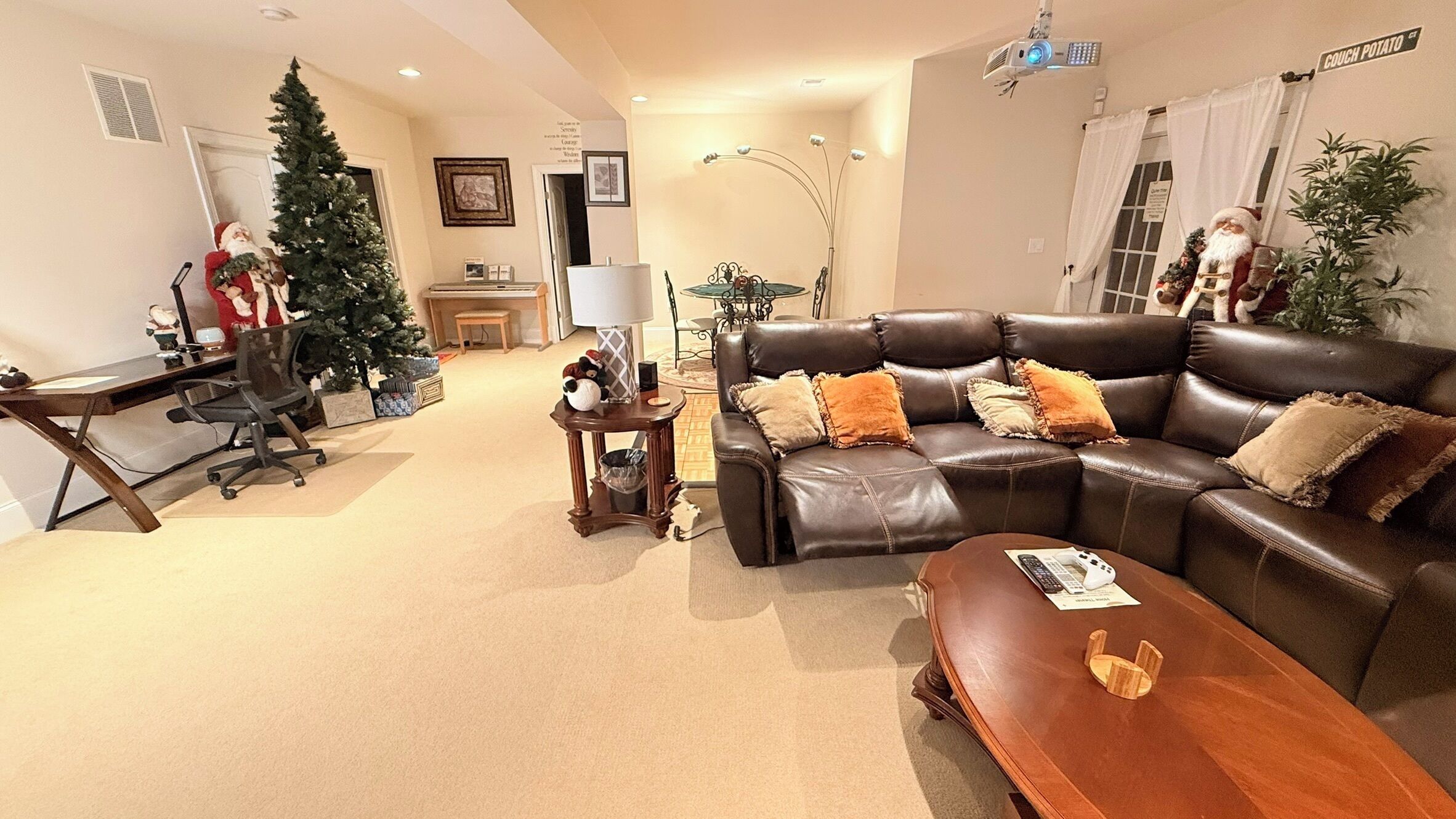 TV connectée, jeux vidéo, lecteur de DVD, baby-foot