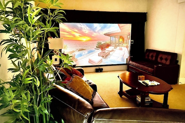 Smart TV, videogames, DVD player, pebolim