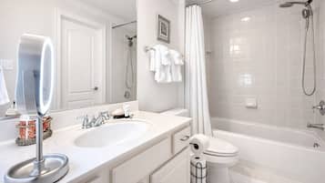 Sèche-cheveux, bidet, serviettes fournies, savon